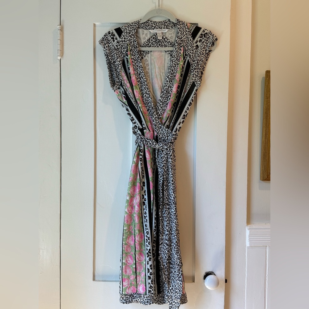EUC Diane Von Furstenberg Brown and Pink wrap Dress